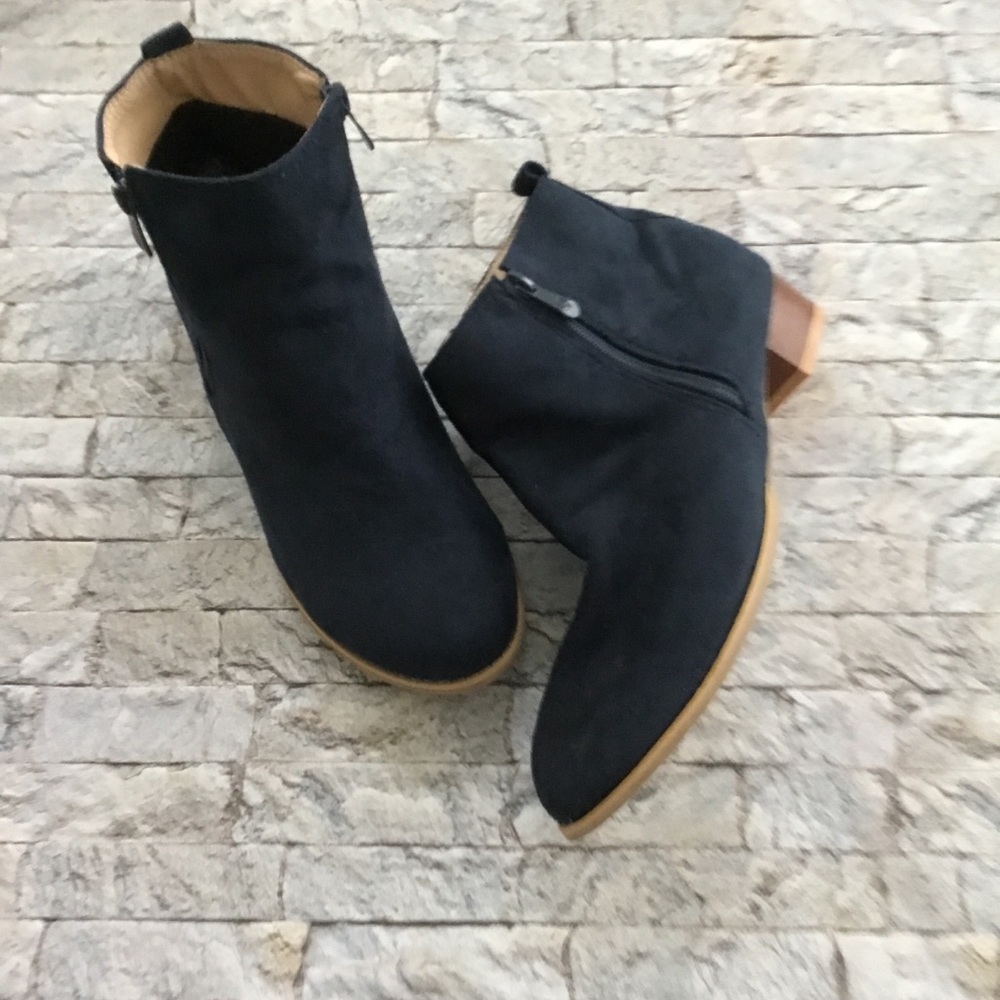 NAVY FAUX SUEDE BOOTIE